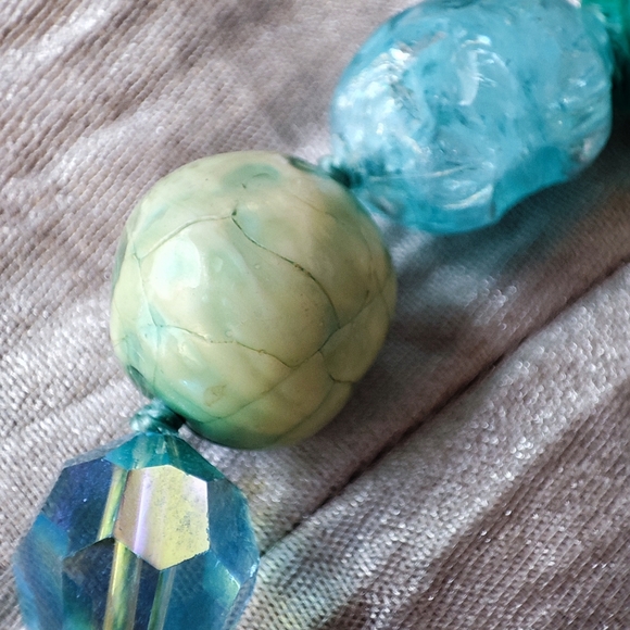 Blue Aurora Borealis Faceted Crystal Stone Gold Tone Green Necklace Vintage EUC - Picture 4 of 7